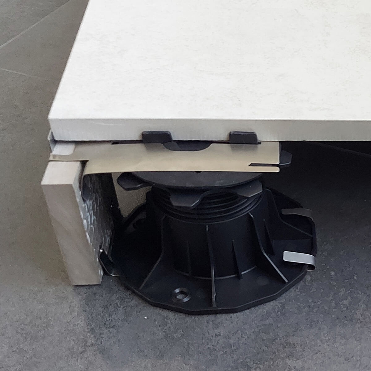 element-mocujacy-montaz-plyt-na-wspornikach-klipsy-do-plyt-1