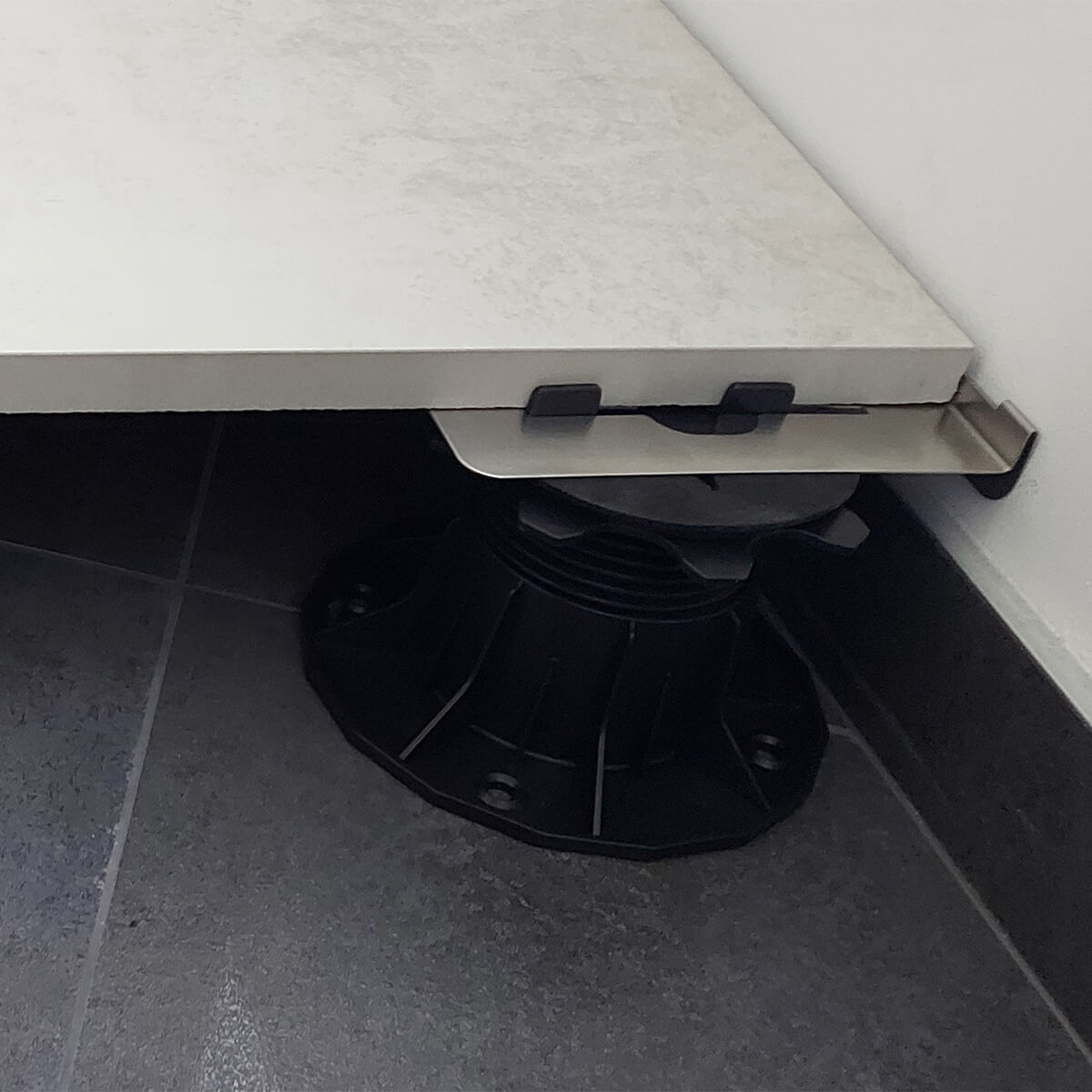 odbojnik-etk-montaz-plyt-na-wspornikach-klipsy-do-plyt-1