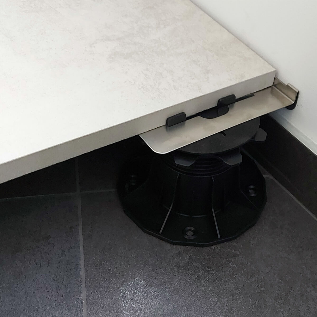 odbojnik-od-sciany-montaz-plyt-na-wspornikach-klipsy-do-plyt-2-2