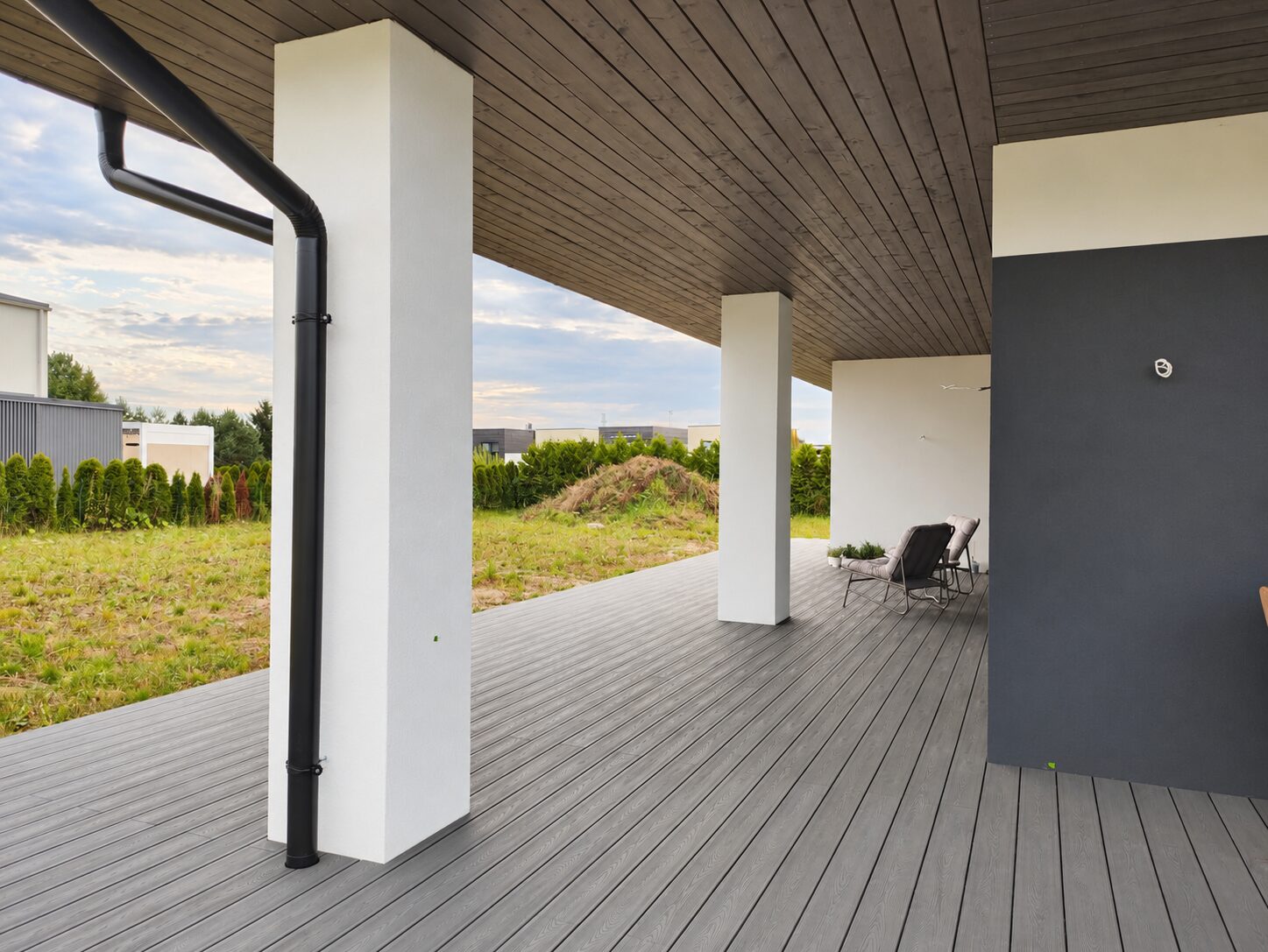 Tume WPC-terrass modernse hoone katusealusel